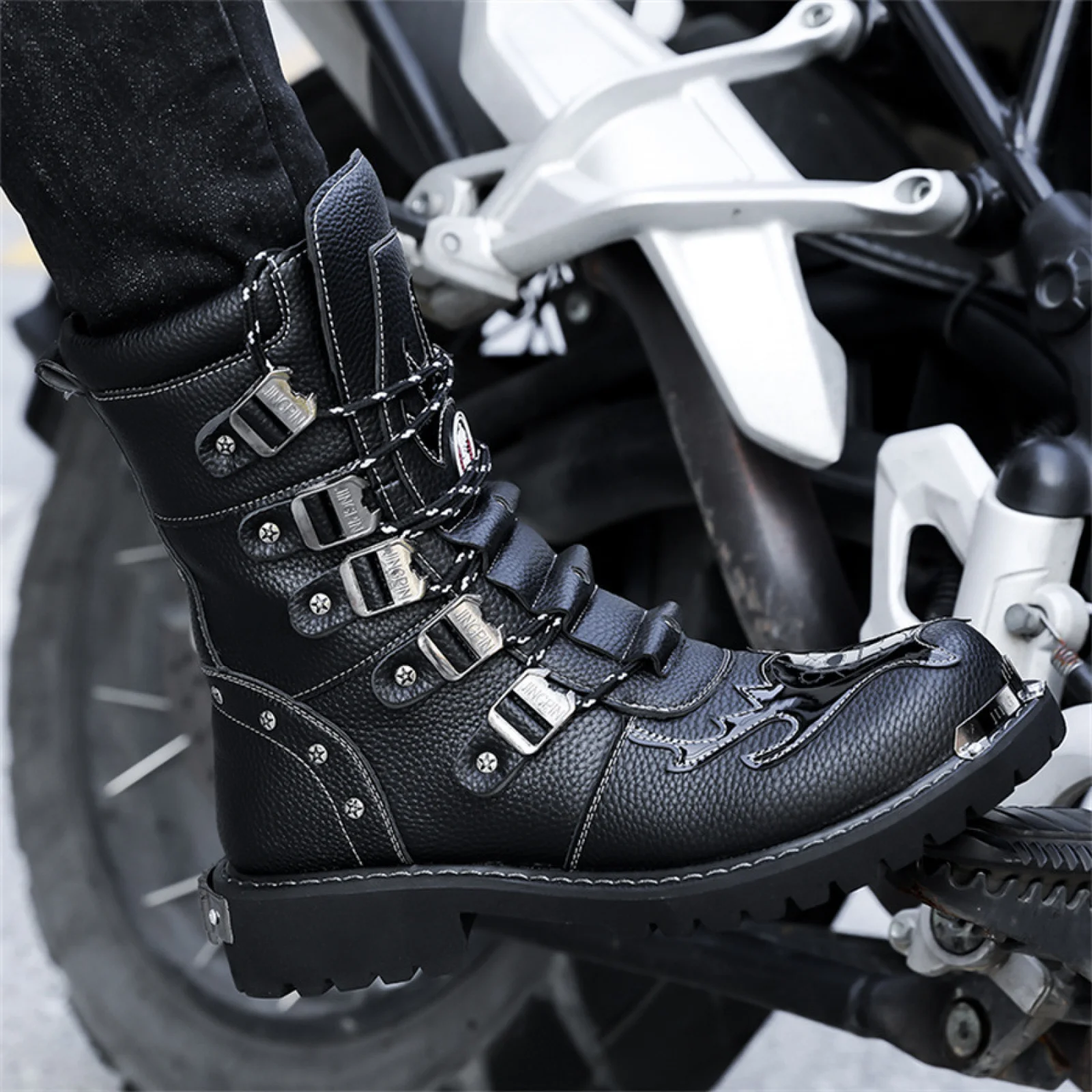 Scarpe alte in pelle stile britannico maschile Abbigliamento da lavoro Cavaliere Stivali punk da moto Decorazione con fibbia per cintura Scarpe alla moda