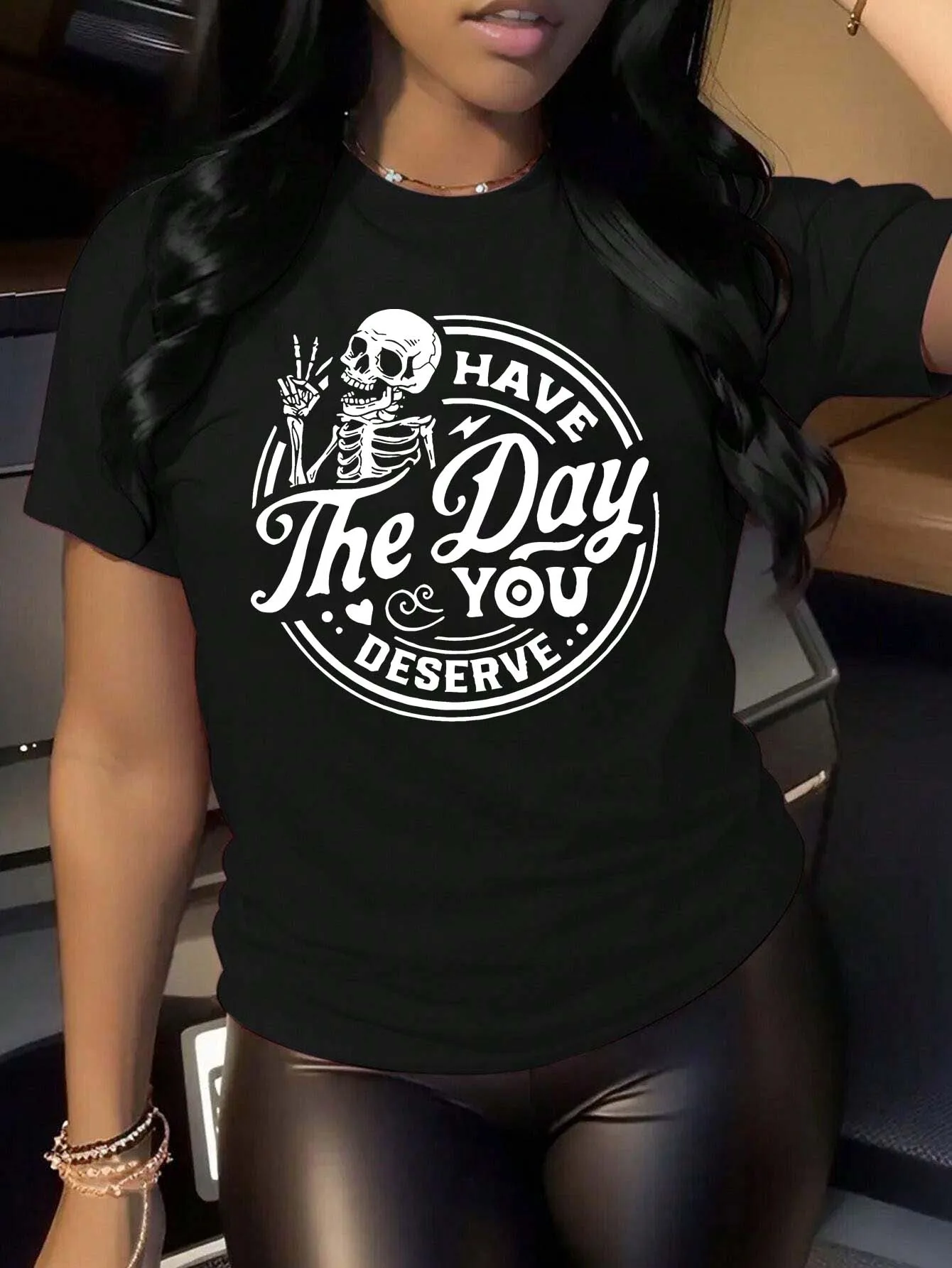 Круглая футболка больших размеров, украшенная элементами жестов рук в виде черепа для модной яркой атмосферы