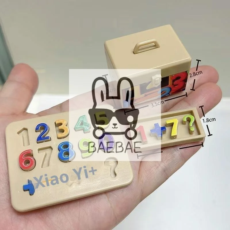 

1 комплект, миниатюрная имитационная модель кукольного домика, буквы, цифры, блок-головоломка, сортировка математических кирпичей, маленький орнамент, игрушки для детей