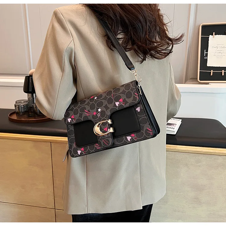 

Ограниченная серия! Незаменимый набор для послеобеденного чая светских львиц 2026! Стильная сумка-кроссбоди с клапаном - с принтом и декоративной строчкой, квадратная, на плечо