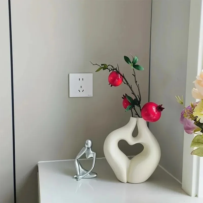 Heart-shaped Love Plastic Vase, Creative Minimalist Flower Holder, Elegant High-End Home Decor Ornament for Table Centerpiece