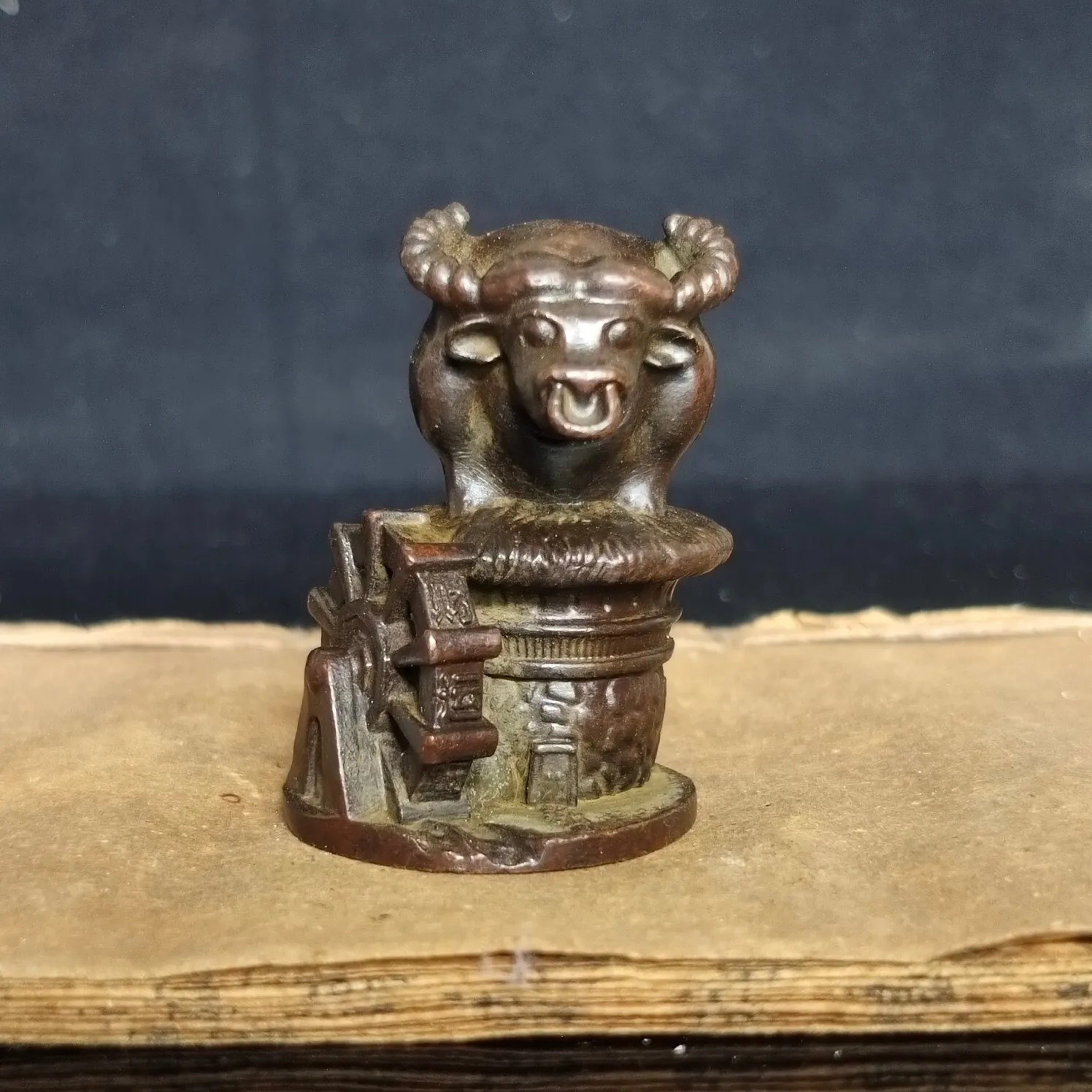 

Chinese Antique Feng Shui Wheel Flowing Ornament Collection