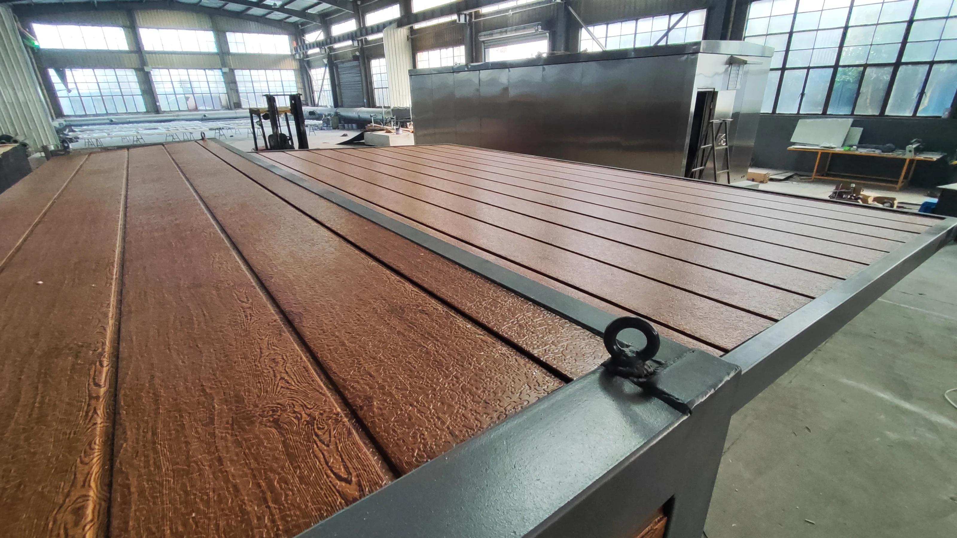 Outdoor barbecue kitchen with remote control can be turned off