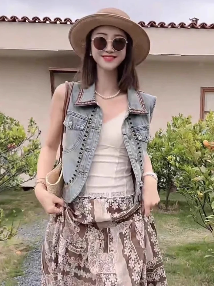 

Женский короткий джинсовый жилет на весну и лето, шикарный отложной воротник, цветочная вышивка, контрастная строчка, повседневная верхняя одежда для пляжа и путешествий