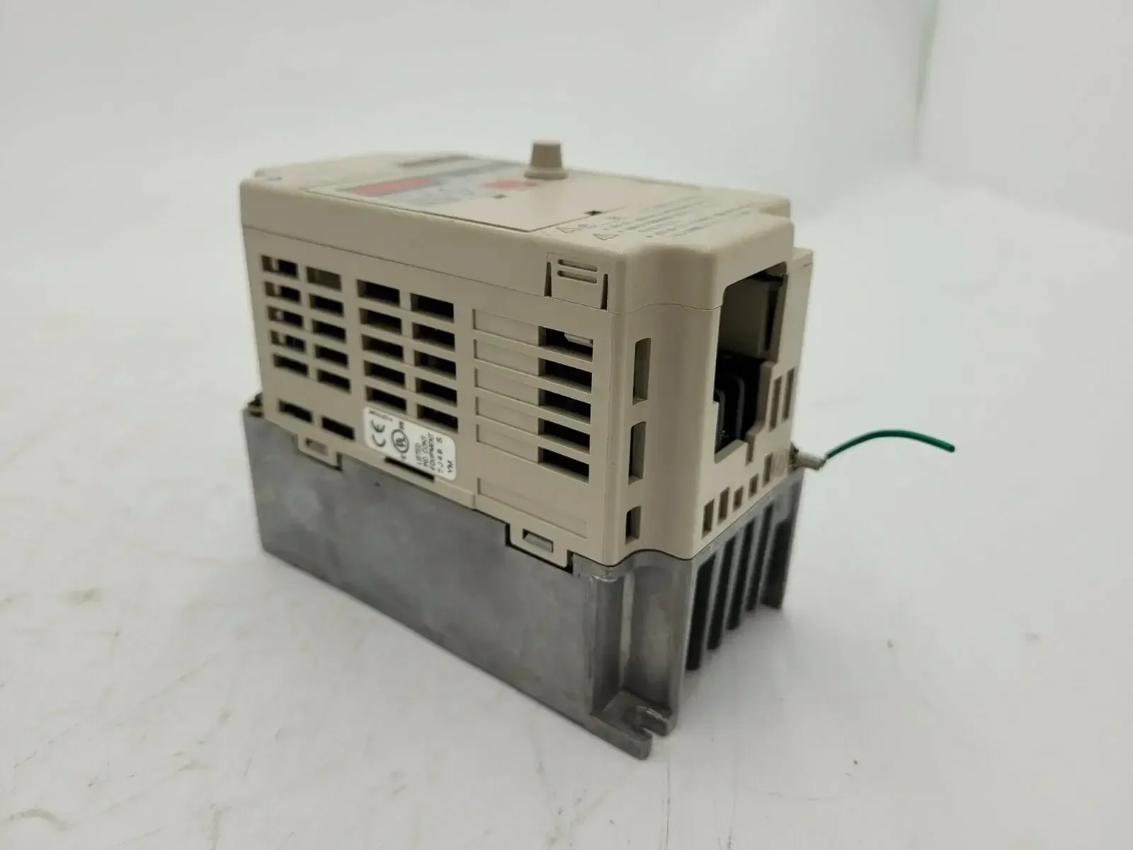 تسليم سريع ياسكاوا V1000 VS J7 CIMR-J7AA20P4 محرك تيار متردد الكل في واحد العاكس 24 فولت إلى 380 فولت