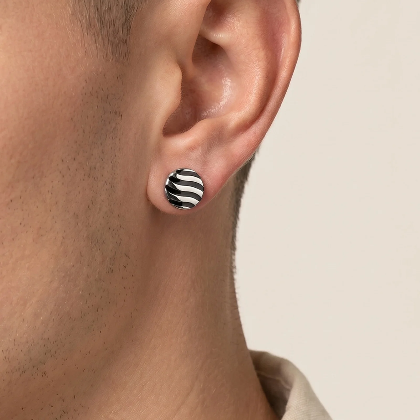 Einfache runde Ohrstecker aus Edelstahl für Männer, kleine Ohrstecker aus Metall mit Wasserwellenmuster, Hip-Hop-Schmuckgeschenk – Detail 4