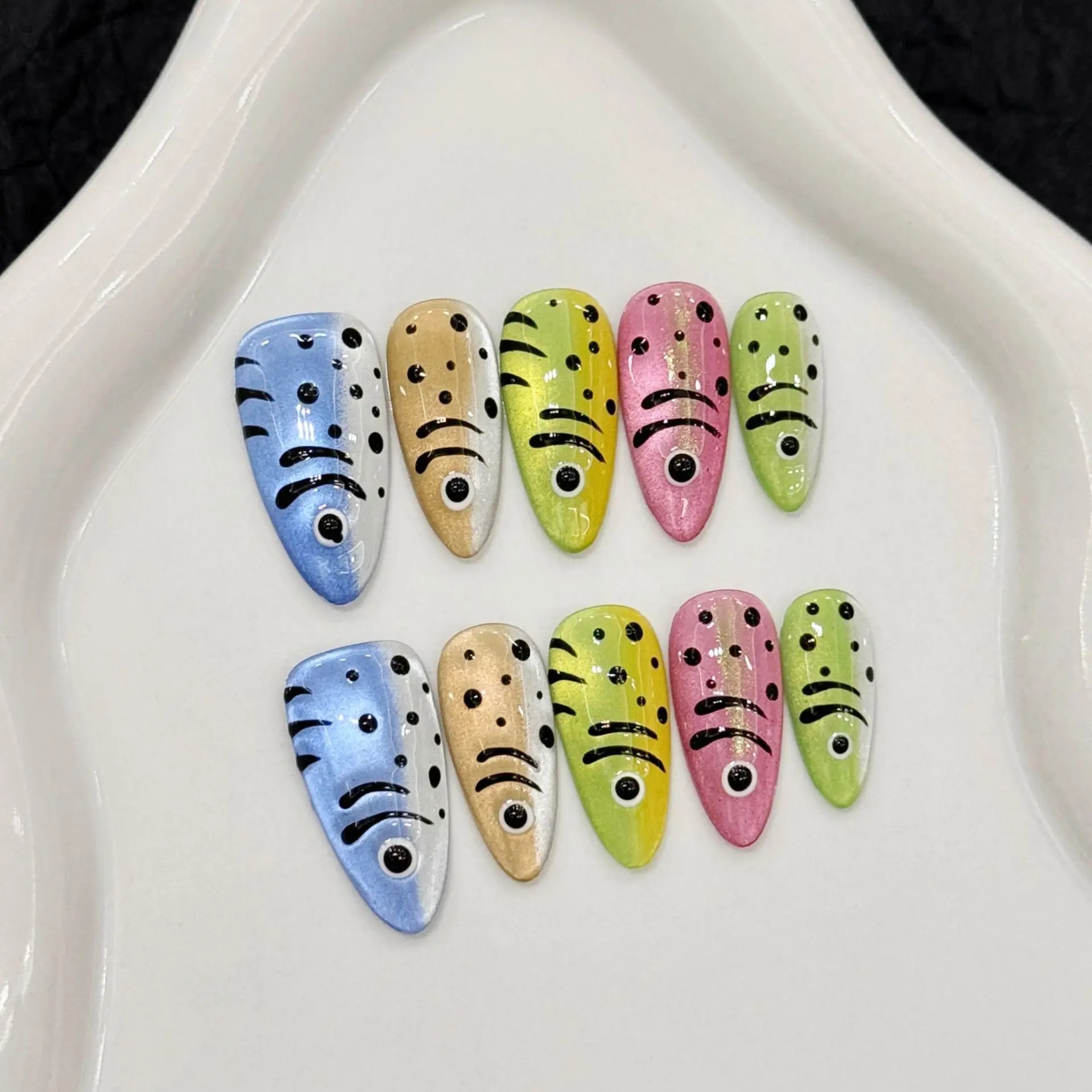 

10pcs Handmade Almond Creative Press On Nails Shiny Cat Eye Colorful Little Fish Design Fake Nails Wearable Nails Art Tips Girls