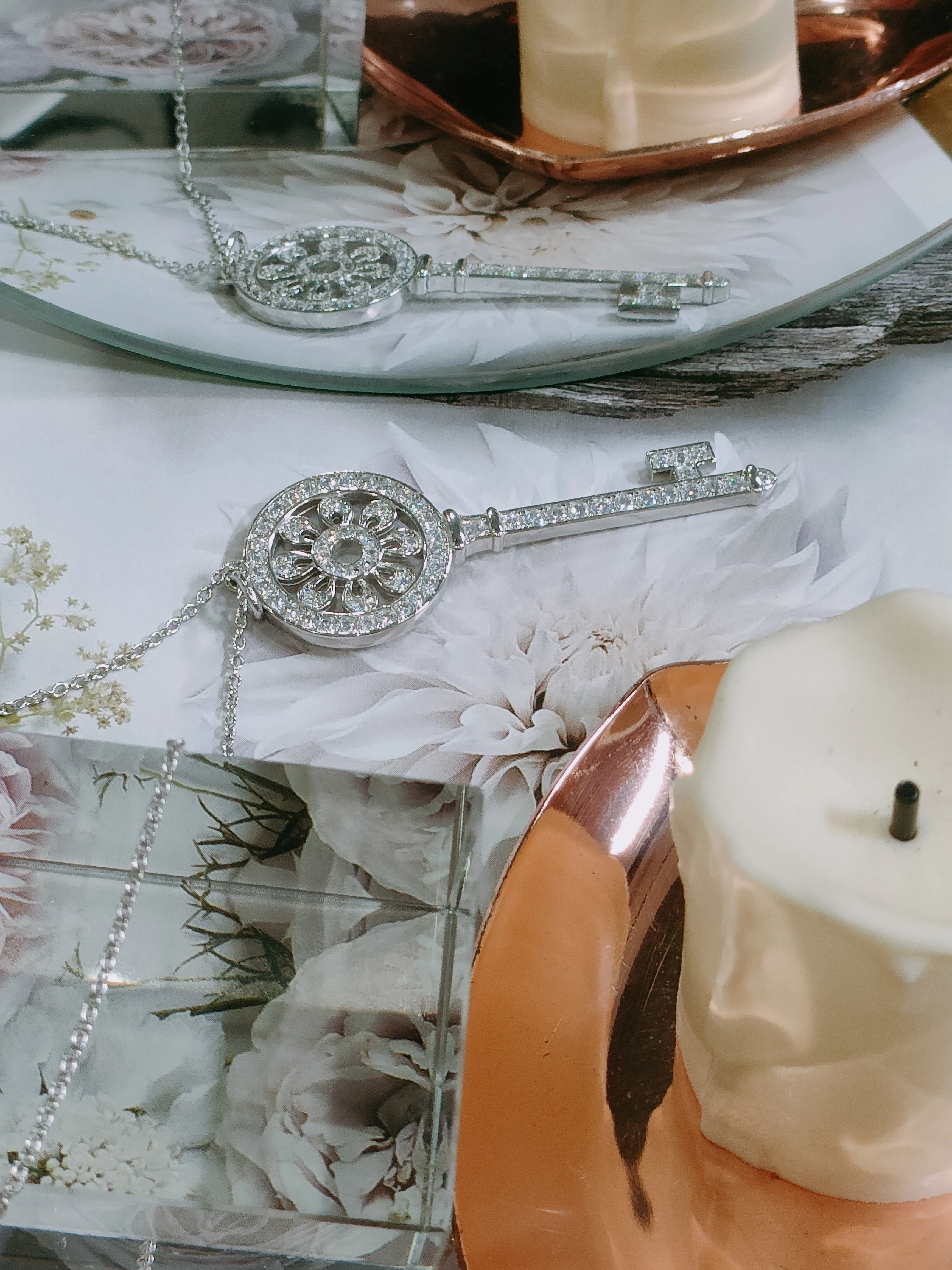 

Solid silver S925 women's jewelry round hollow key necklace T home style wedding occasion wearing best friend gift