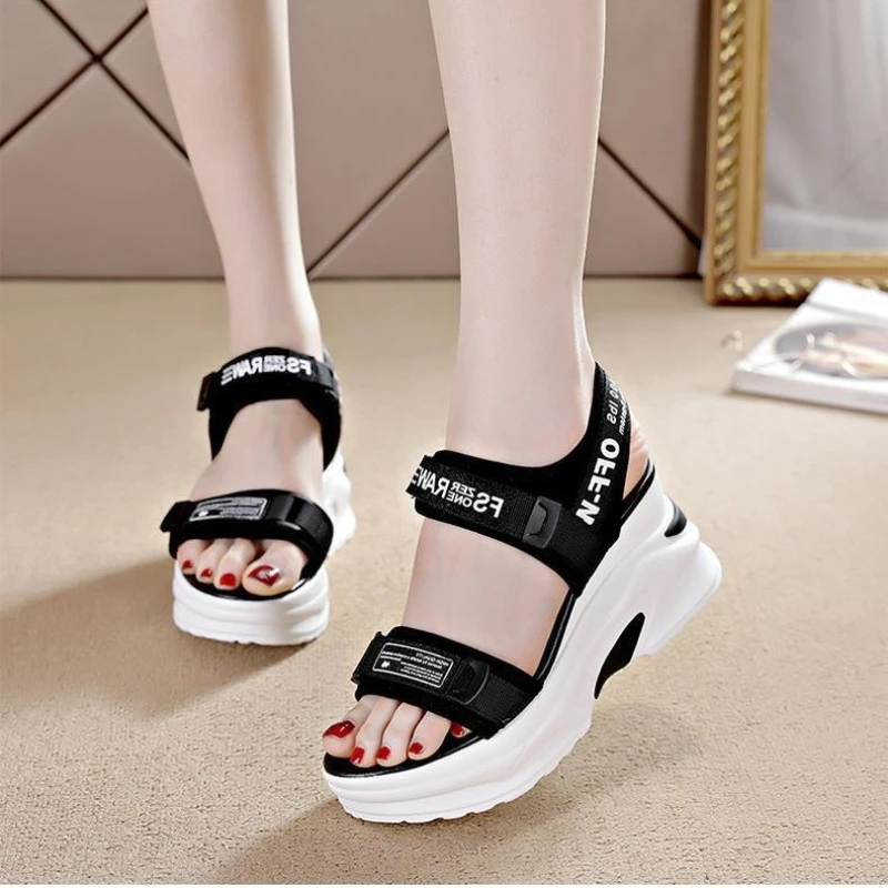 Sandali con plateau da donna di lusso nuova estate Versatile tacco inclinato scarpe da donna rialzate sandali di lusso scarpe da spiaggia Chaussure