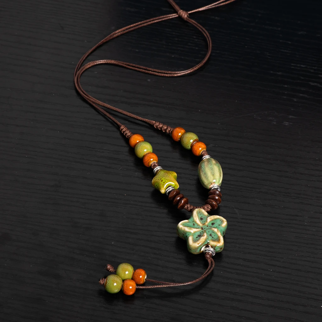 Von der Natur inspirierte handgefertigte Keramik-Halskette, verstellbarer Boho-Ethno-Schmuck, grüner Blüten-Anhänger, lange handwerkliche Statement S02-051