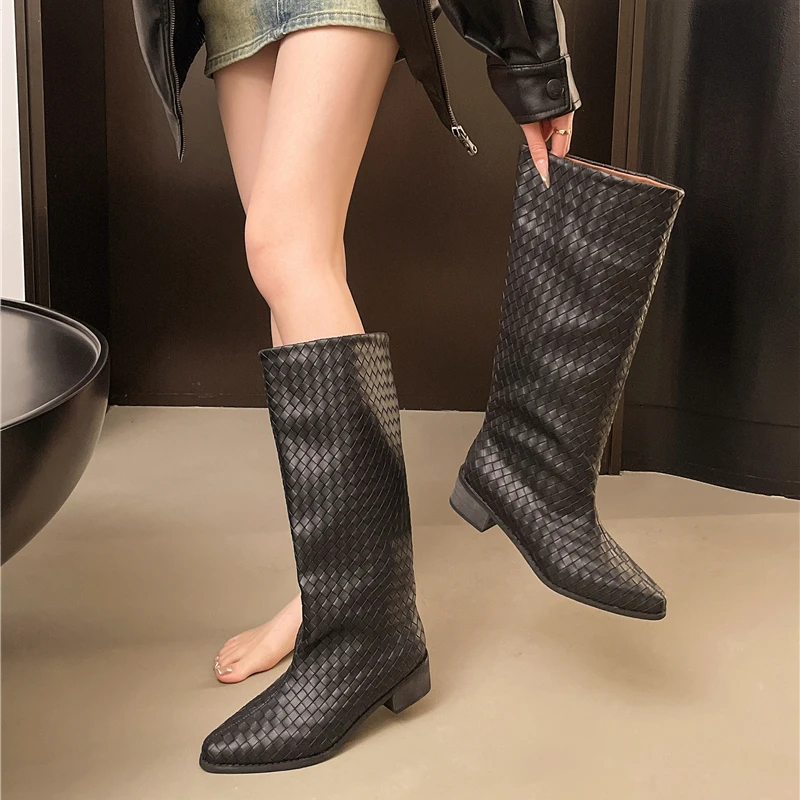 

2025 новые высококачественные осенне-зимние тканые ботинки до середины икры в стиле ретро, модные свободные женские ботильоны с острым носком и прямыми рукавами