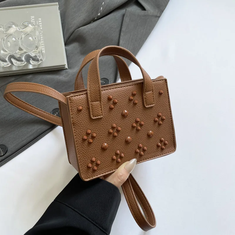 

Niche Design Studded Shoulder Minimalist Retro Crossbody Purse Trendy Top Handle Bag for Women Vintage Chic Messenger Bag
