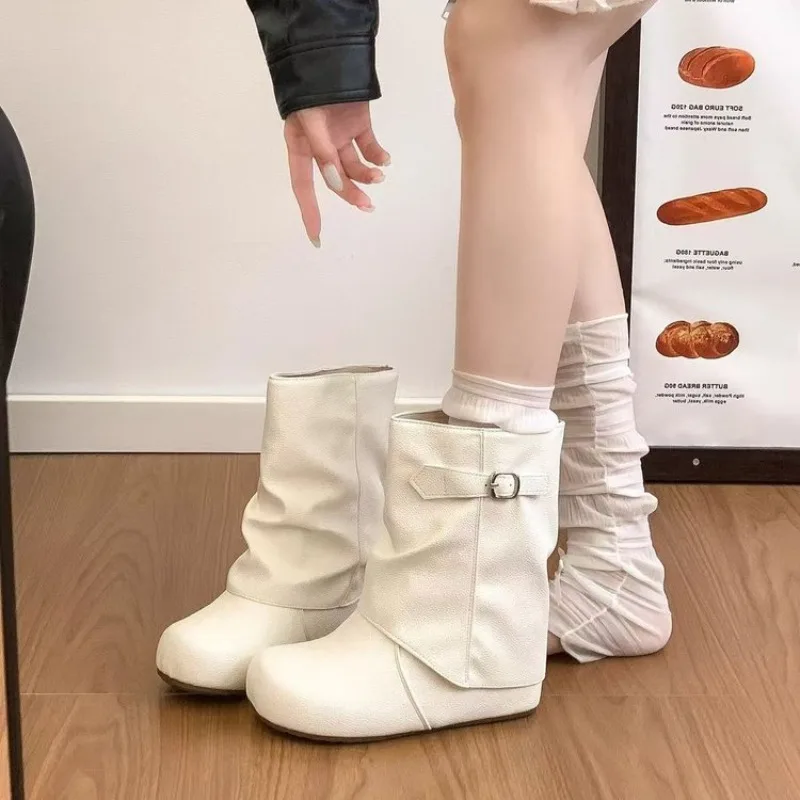 Damen-Stiefeletten mit runder Spitze, aus Wildleder, mit seitlicher Schnalle, faltbarem Schaft, Keilabsatz, verstecktem Absatz, im lässigen Lazy-Style, für Herbst und Winter. – Detail 3