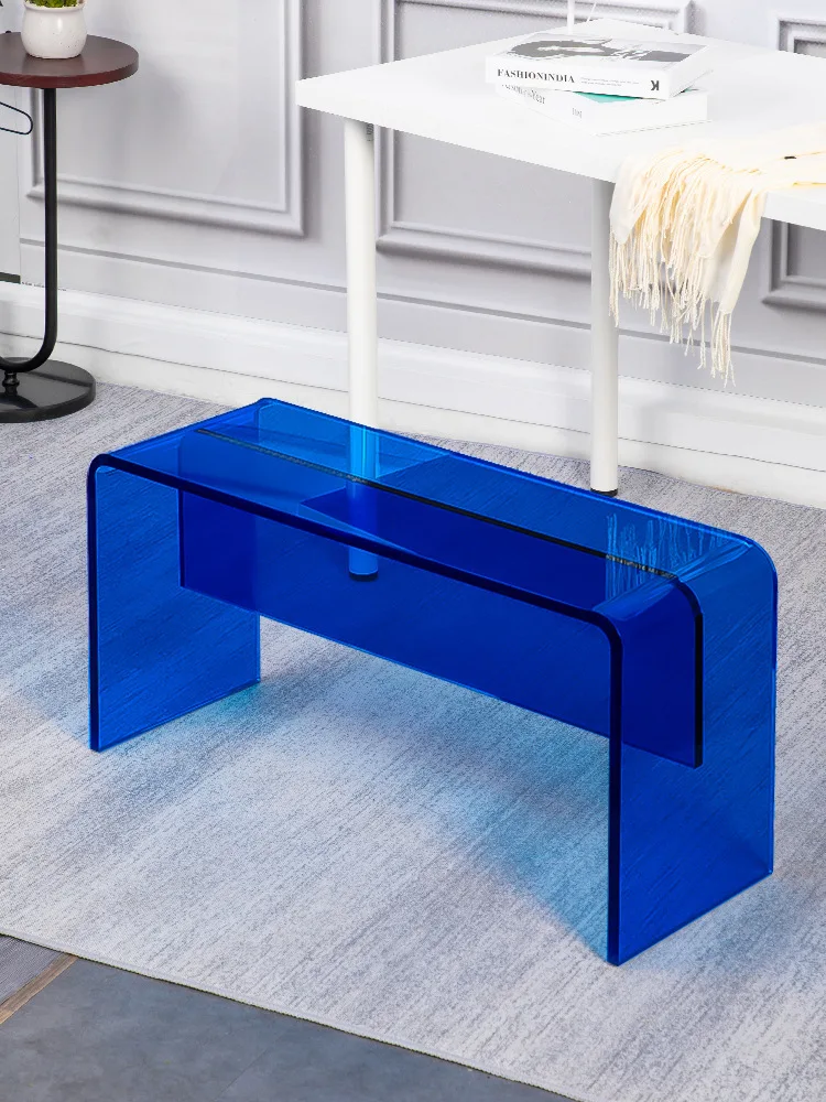 部屋のダイニングチェア、ドアにある無垢材のミニマリストスタイル、シンプルなベンチ、ベッドの端にある化粧と靴を交換するスツール