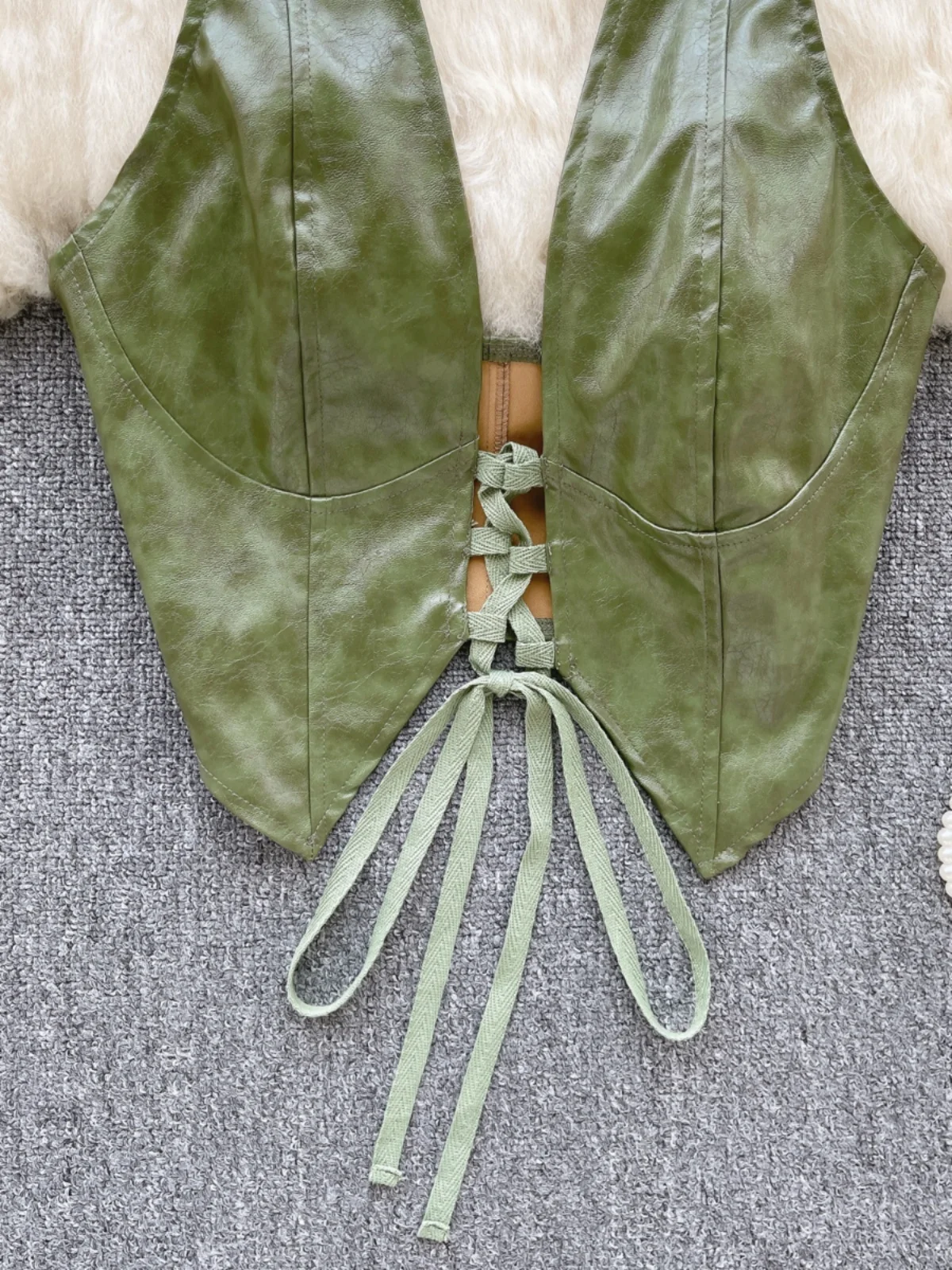 توب نسائي صيفي بتصميم حزام من الجلد الصناعي، يُعلق حول الرقبة، بظهر مكشوف مثير، ملابس خارجية تجسد الرغبة الخالصة