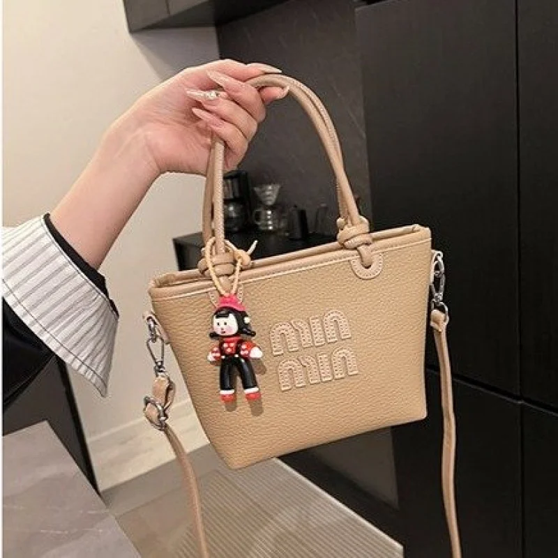 

High-End Women Luxury Tote Bag With Trendy Design And Smooth Zipper Suitable For Urban Modern Ladies​