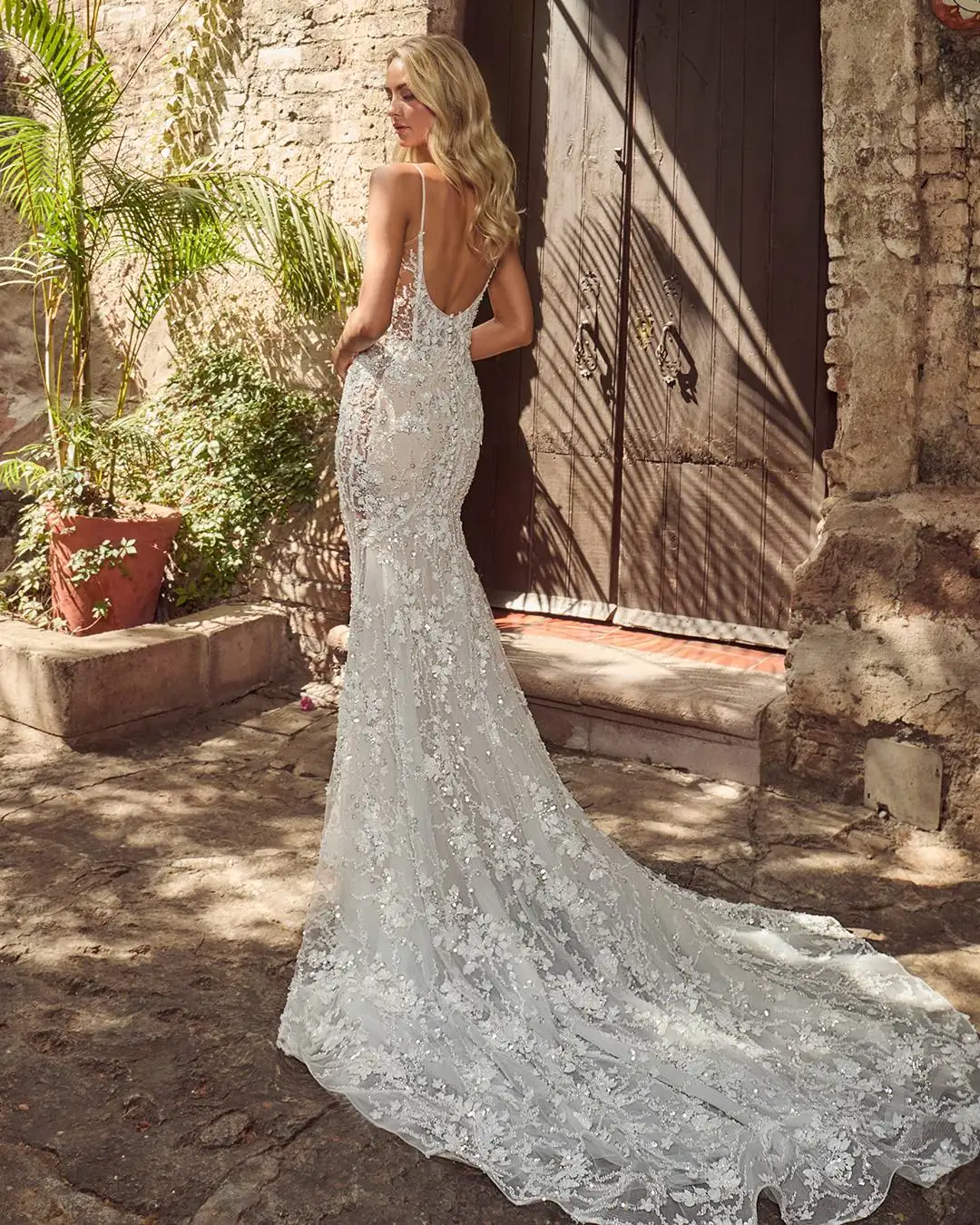 

Sexy Sparkling Lace Fit-and-Flare Wedding Dresses Floral Appliques Fiahbone Sheath Spaghetti Straps Sequins V Neck Mermaid Dress