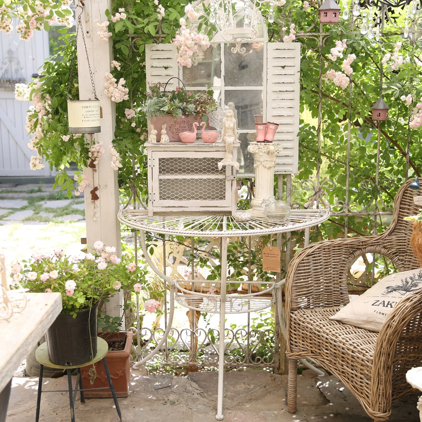 tavolino-da-giardino-a-forma-di-mezzaluna-in-stile-vintage-tavolino-pieghevole-in-metallo-bianco-anticato-supporto-per-piante-da-parete-arredamento-per-patio-in-stile-country-francese