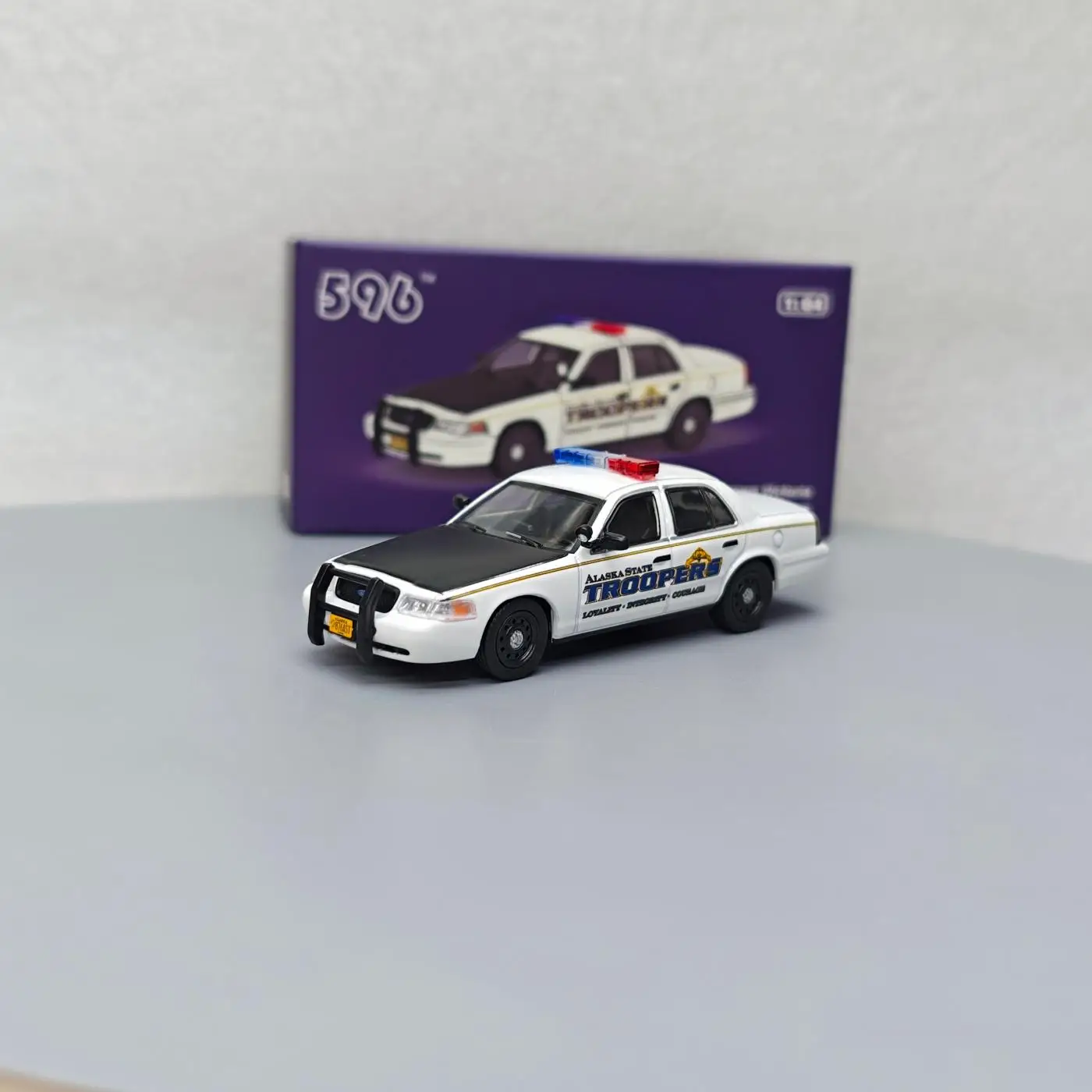 

596 1:64 Ford Crown Victoria Alaska, установленный на штату, полицейский автомобиль, модель из металлического сплава, коллекция автомобилей, подарки