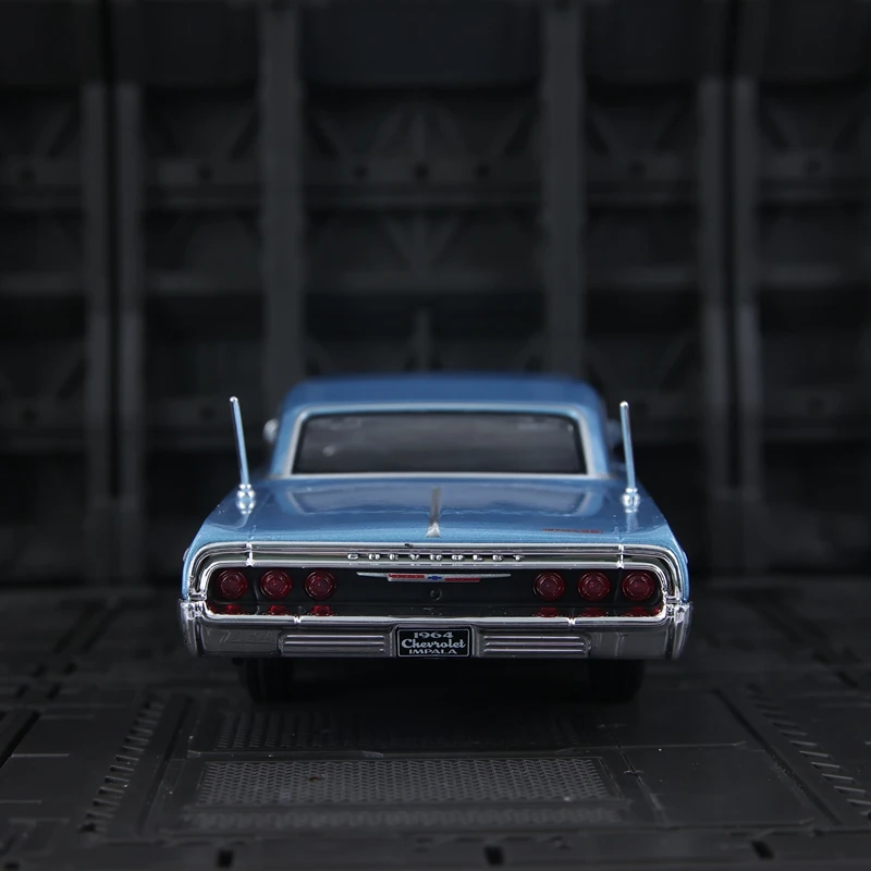

Maisto 1:26 simulation Chevrolet Impala SS Retro Sedan Model rich in details, finely crafted, and of good quality