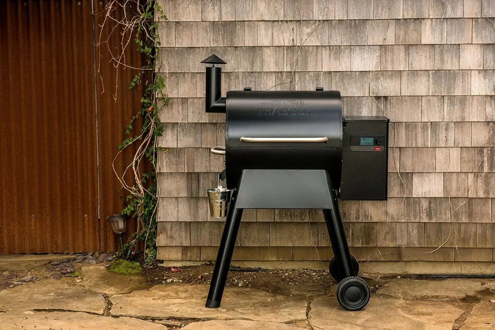 شواية ومدخن خشبية كهربائية من Traeger Grills Pro 575 مع اتصال WiFi والتطبيقات، أسود