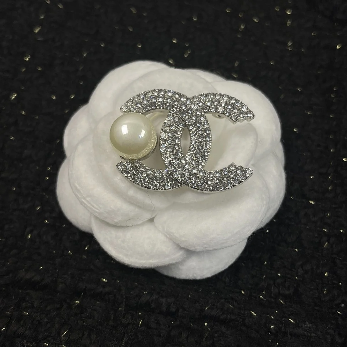 Broche Parfumée, Lettres Élégantes, Style INS Haut de Gamme, Perles Lumineuses, Petite Broche pour M