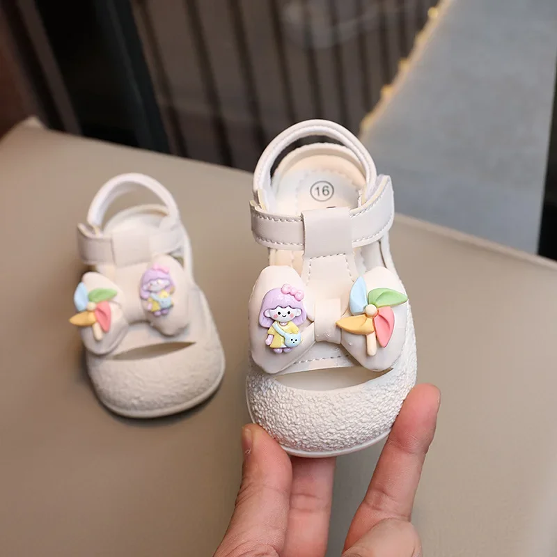 

Летние сандалии принцессы для девочек, новинка 2024, универсальная детская обувь на плоской подошве с закрытым носком, детская пляжная обувь с милыми мультяшными цветами для девочек