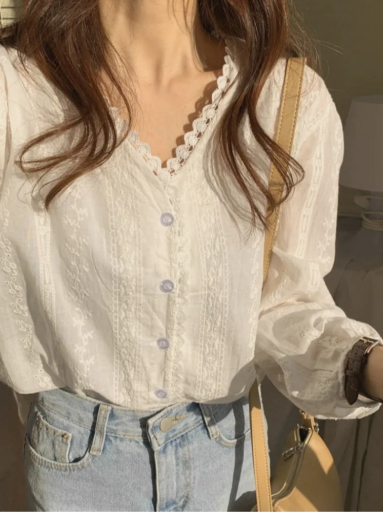 

Новинка! Элегантный женский топ с V-образным вырезом и вышивкой из белого кружева. Уникальный дизайн, модный акцент для ранней весны.