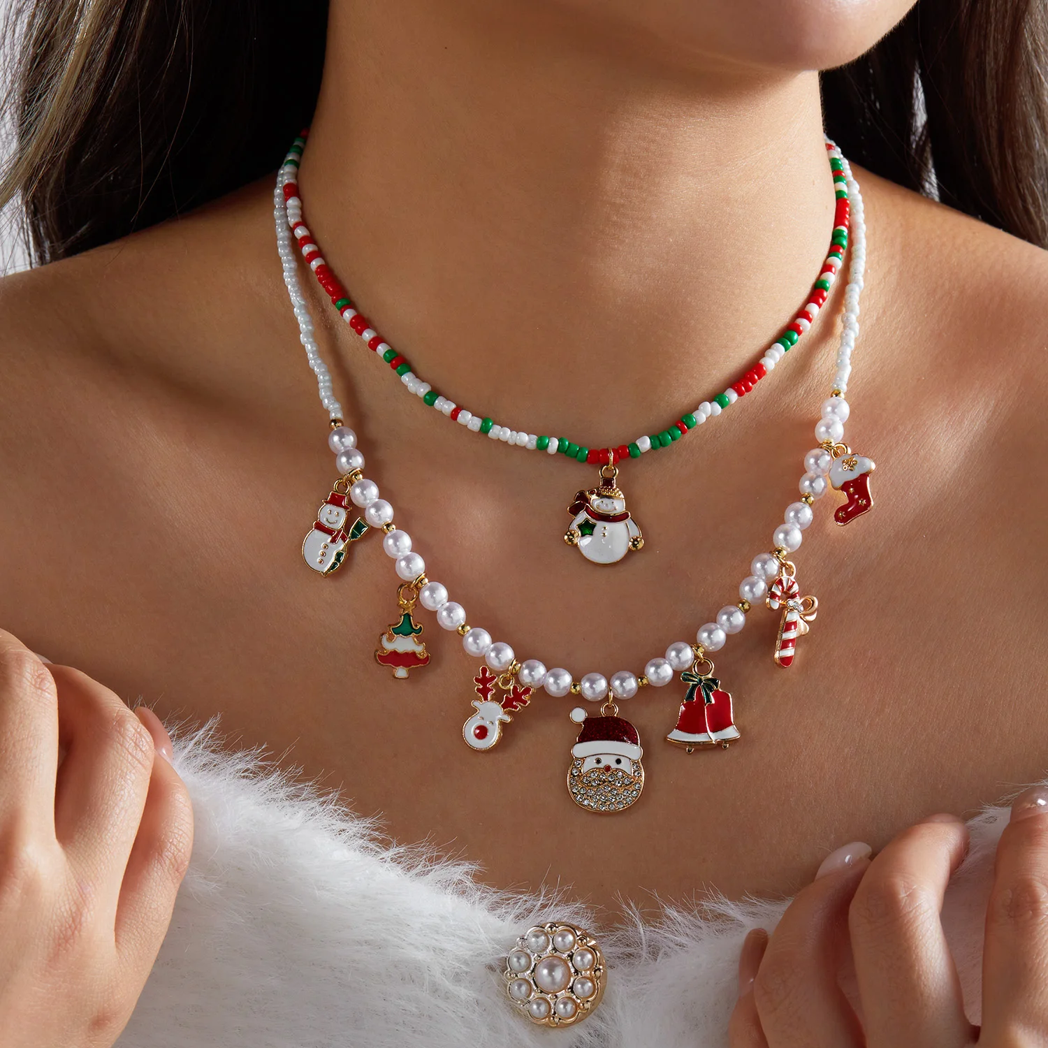 Weihnachtliche Rot-Grüne Reisperlen-Choker-Halskette für Frauen mit Weihnachtsbaum-, Elch- und Glockenanhänger, Neujahrsschmuck-Geschenk 2027 – Detail 3