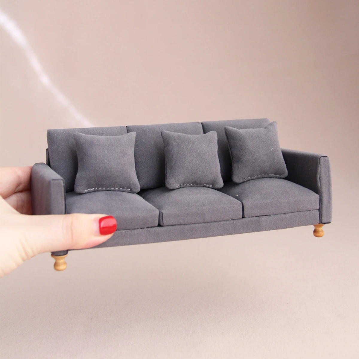 Miniatur-Möbel-Ornamente 1:8-1:12 Wildleder- und Holz-3-Sitzer-Sofa, 3 Farben Verfügbar, Mini-Haus-Dekorationszubehör