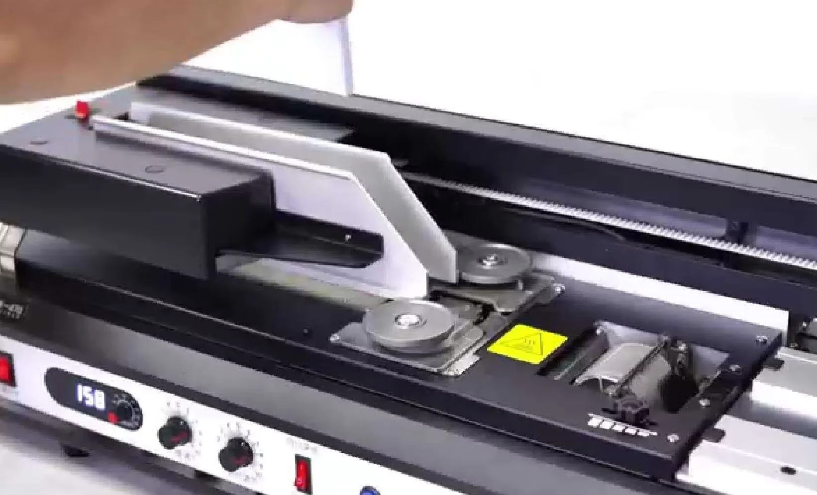 Máquina automática de encadernação de livros de mesa com cola quente 120-180 livros/hora de 45 mm de espessura alimentada por eletricidade