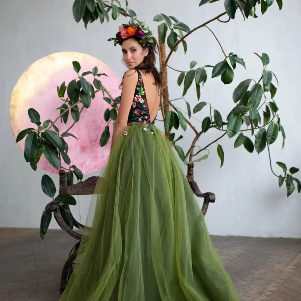 فساتين سهرة باللون الأخضر الغابة على شكل حرف V مزينة بالزهور فساتين حفلات عصرية بدون أكمام طويلة من التل بطول الأرض فساتين حفلات نسائية