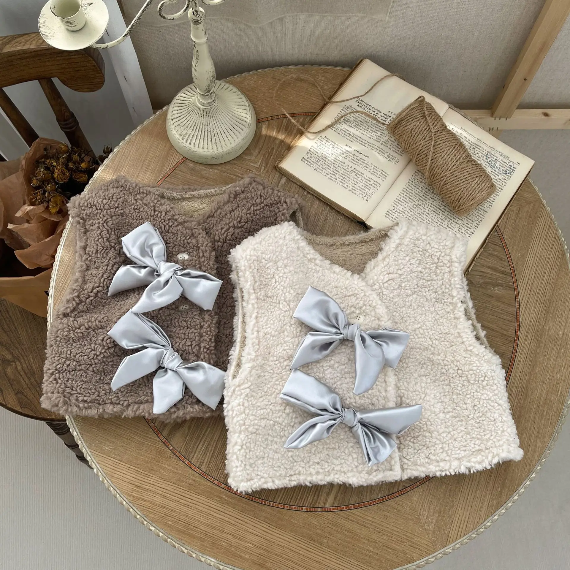 

2025 New Autumn and Winter Baby Double Plush Warm Shoulder Vest Baby Girl Retro Bow Sleeveless Jacket