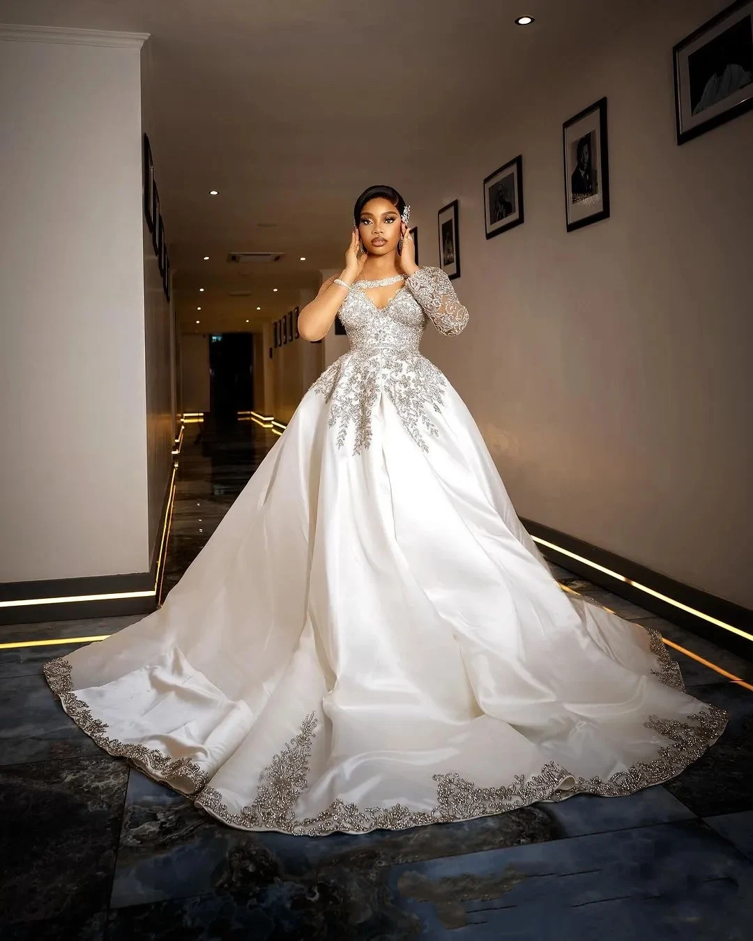 

Customized Luxurious A-Line Crystal Beaded Round Neck Lace Long Sleeve Wedding Dress For African Women Bridal Party Dress 2025