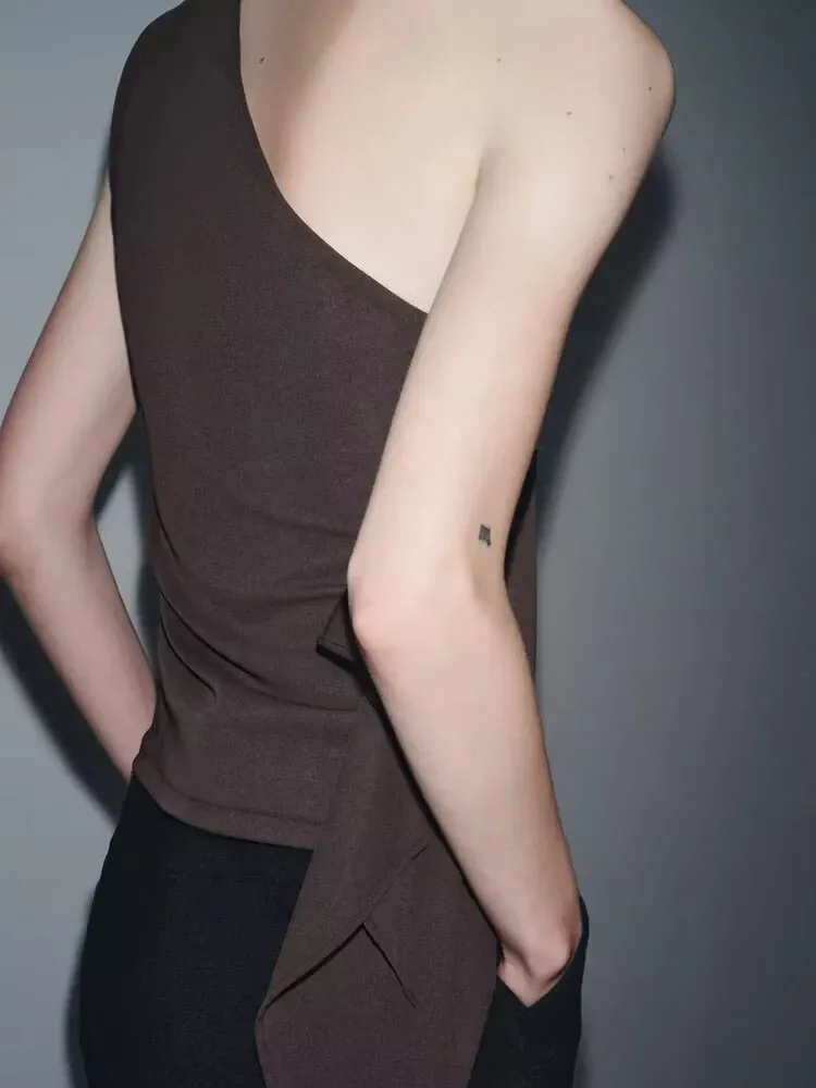 เสื้อยืดแฟชั่นดีไซน์ไม่สมมาตรสำหรับผู้หญิง คอลเลคชั่นใหม่ ฤดูใบไม้ร่วง 2025 สไตล์ลำลอง สวมใส่สบาย