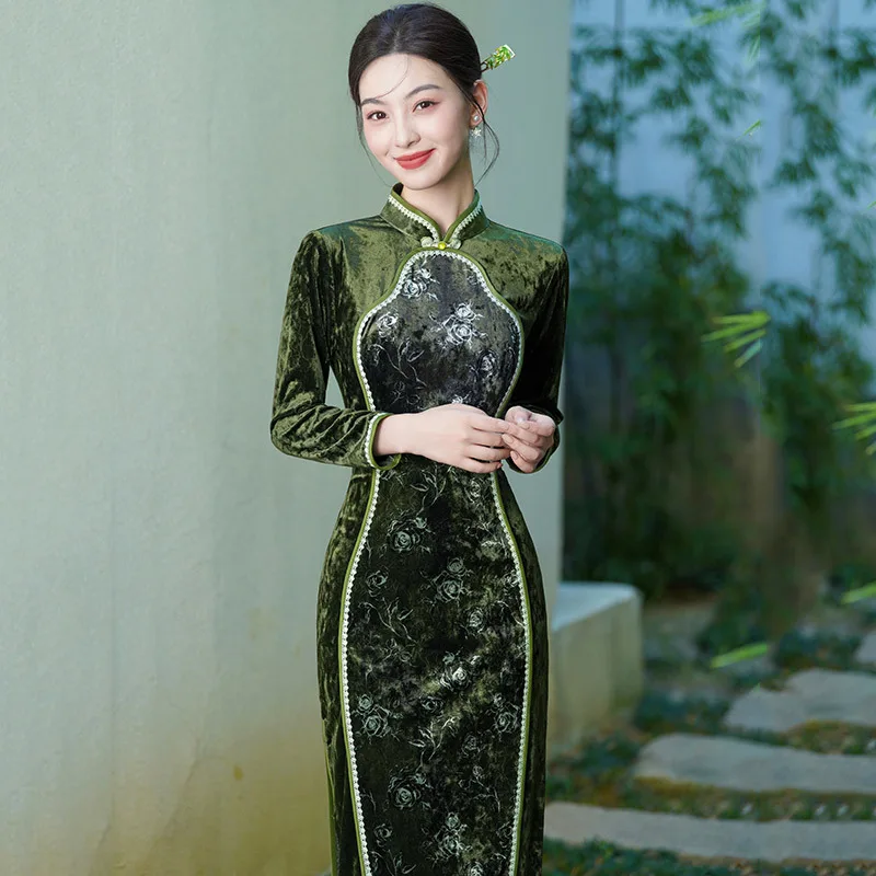 

Зеленый бархат в национальном стиле, новый китайский осенний Cheongsam с длинным рукавом, новинка 2025 года, осенне-зимнее Ципао в стиле ретро для молодых женщин