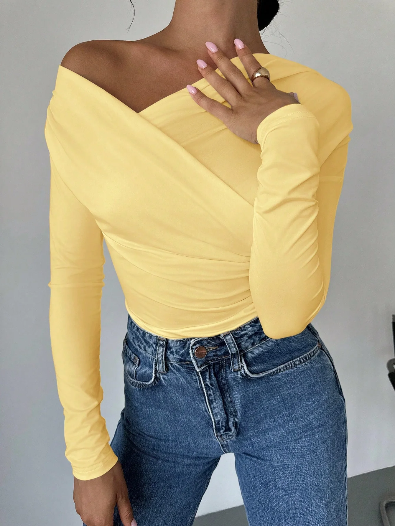 بلوزة نسائية ربيعية جديدة غير رسمية بلون سادة على طراز فتاة مثيرة مكشوفة الكتف وأكمام طويلة #1