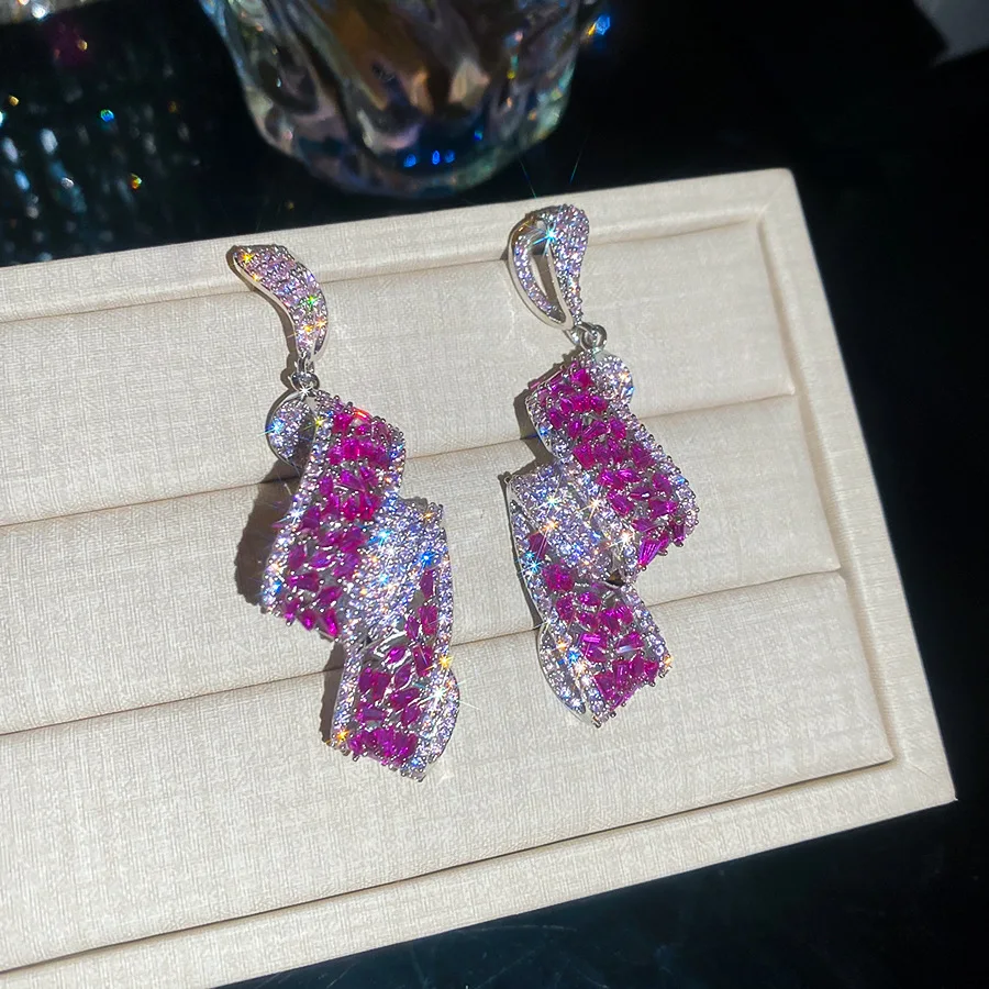 Exquisite geometric design inlaid with sparkling full zircon and colorful gemstones, luxurious and stylish with strong high-end