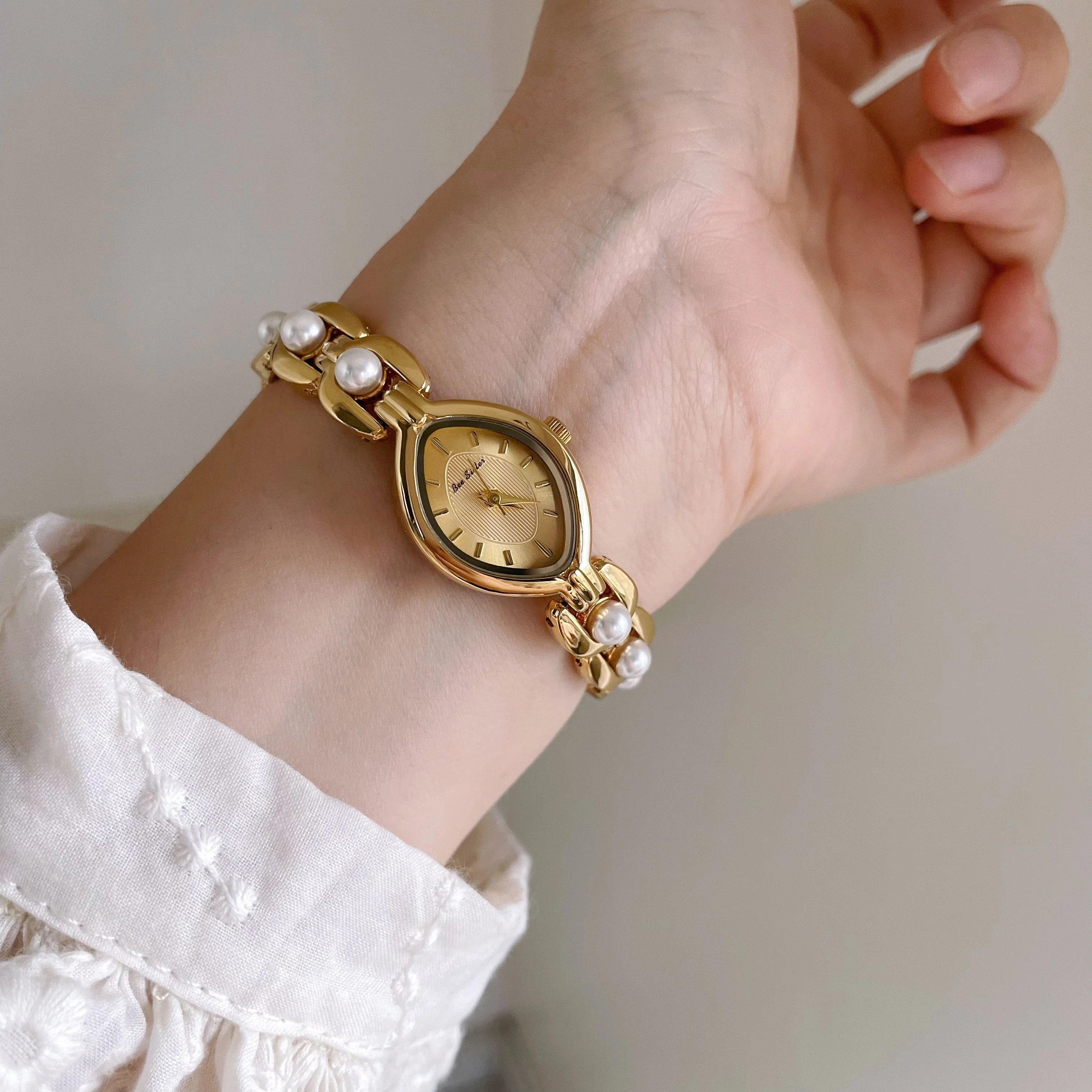 

Vintage-style bracelet watch, elegant small gold watch, a birthday gift for women, a high-end women's wristwatch.