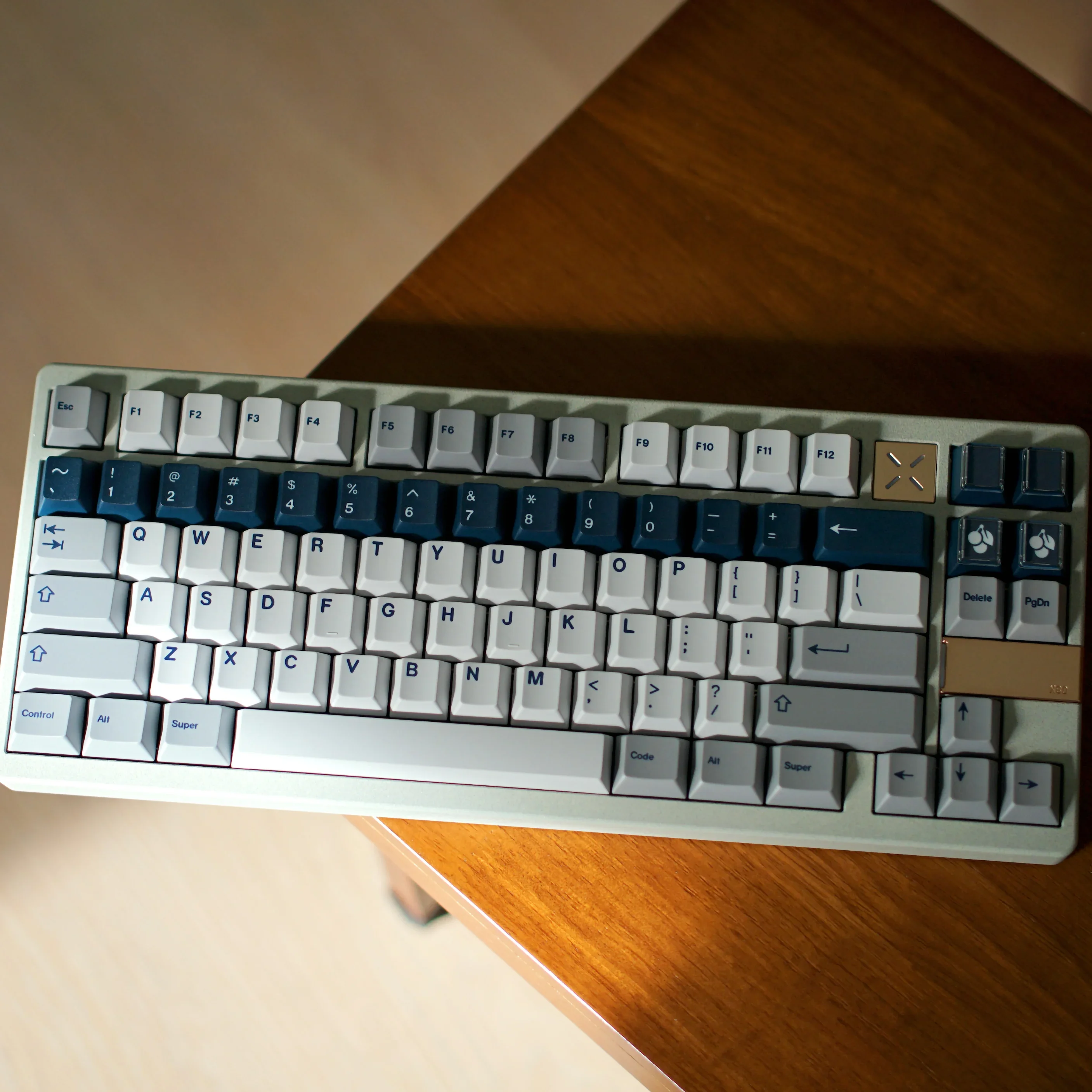 Personalização de sublimação de teclado mecânico com tema azul prussiano