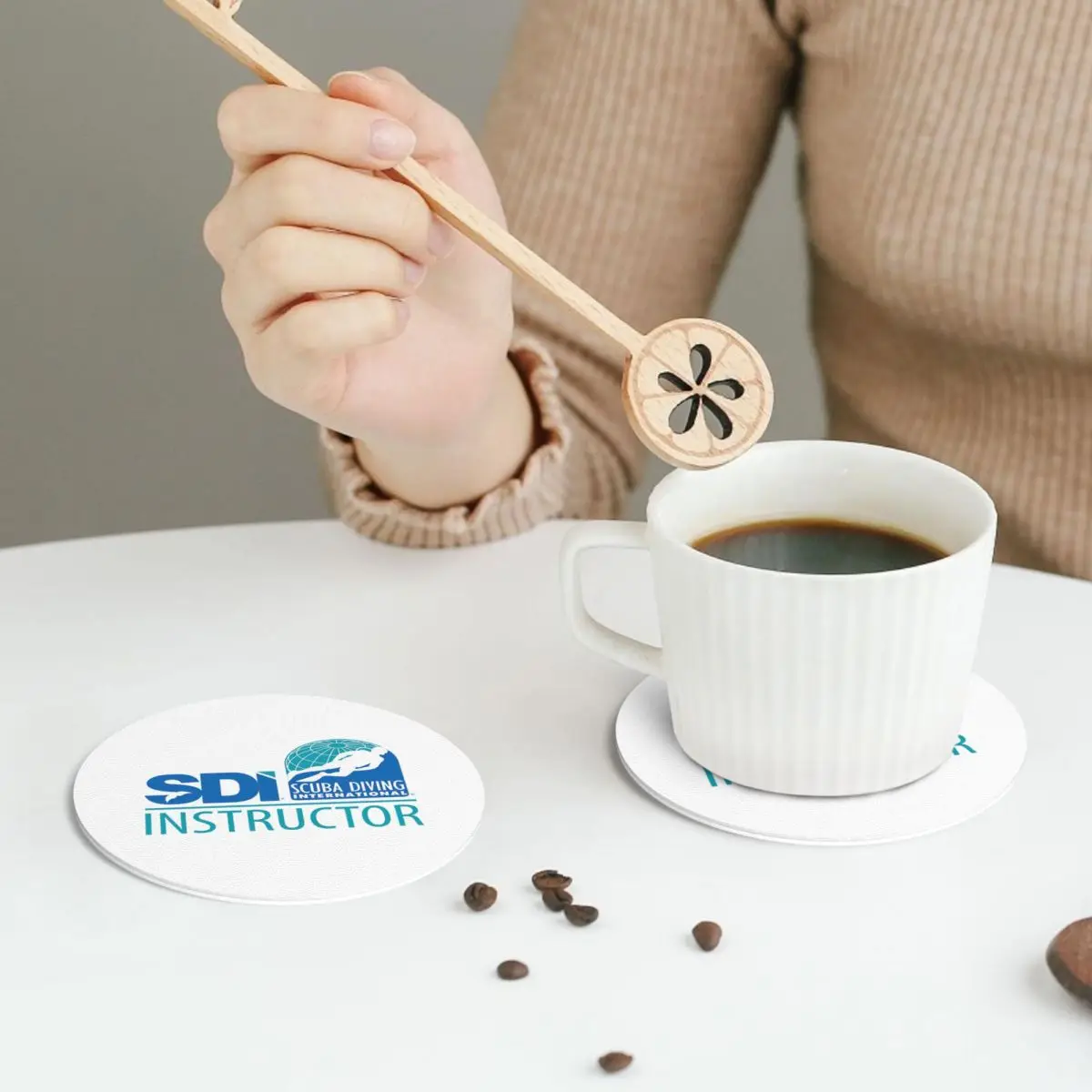 سكوبا ديفينغ إنترناشيونال (SDI) - مفارش جلدية للمدربين، مفارش قهوة عازلة للمنزل، مجموعة من 4 قطع