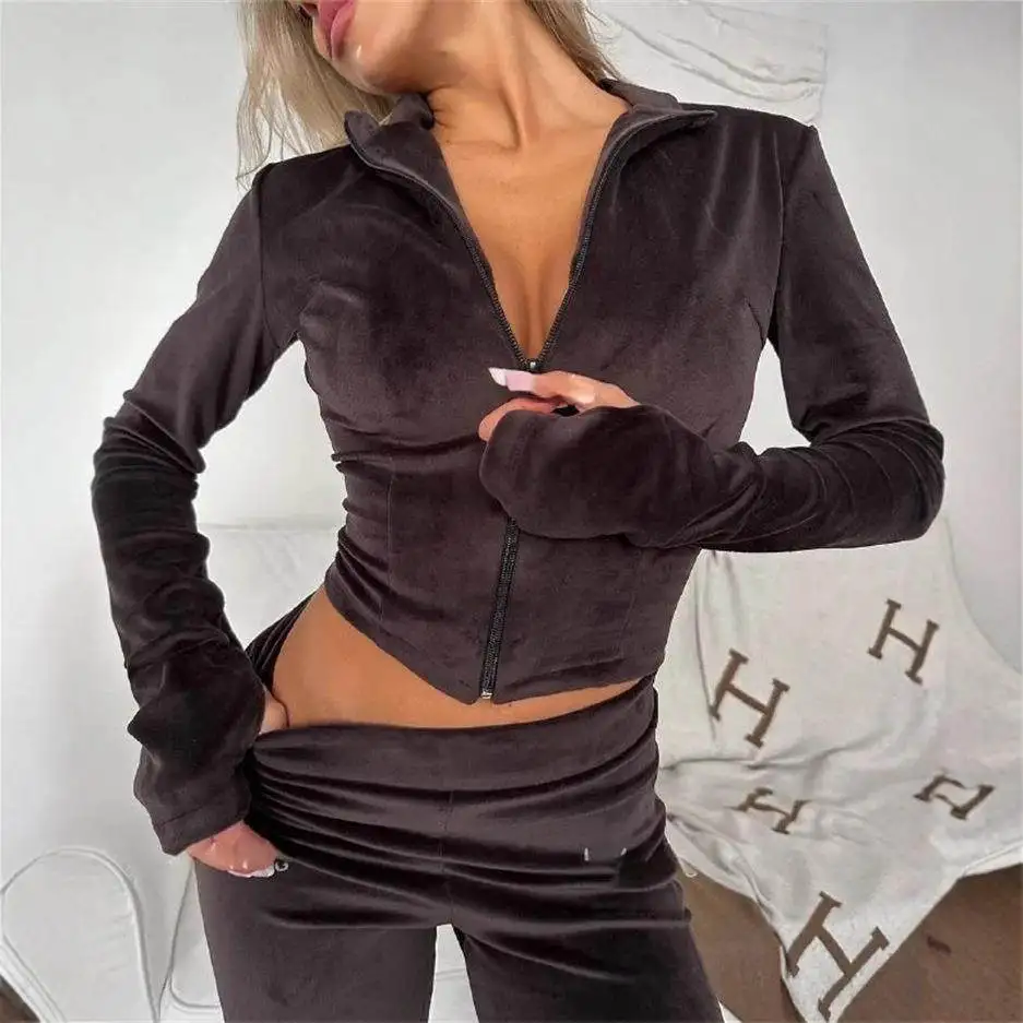 

Повседневный комплект из двух предметов: серебристый бархатный кардиган на молнии с длинными рукавами и облегающие эластичные брюки с низкой талией из ПВХ-ткани. Коллекция Mid-Year.