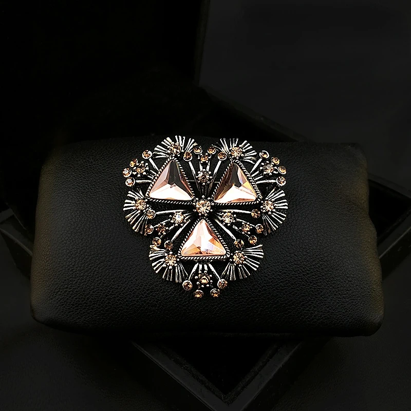 

High-End Exquisite Brooch for Women Suit Retro Stylish Corsage Clothes Accessories Rhinestone Jewelry Pins Wedding Party Gifts