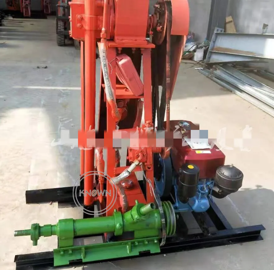 Il piccolo impianto di perforazione per l'esplorazione geologica può essere dotato di una perforatrice idraulica cingolata da 70 metri con nucleo di roccia