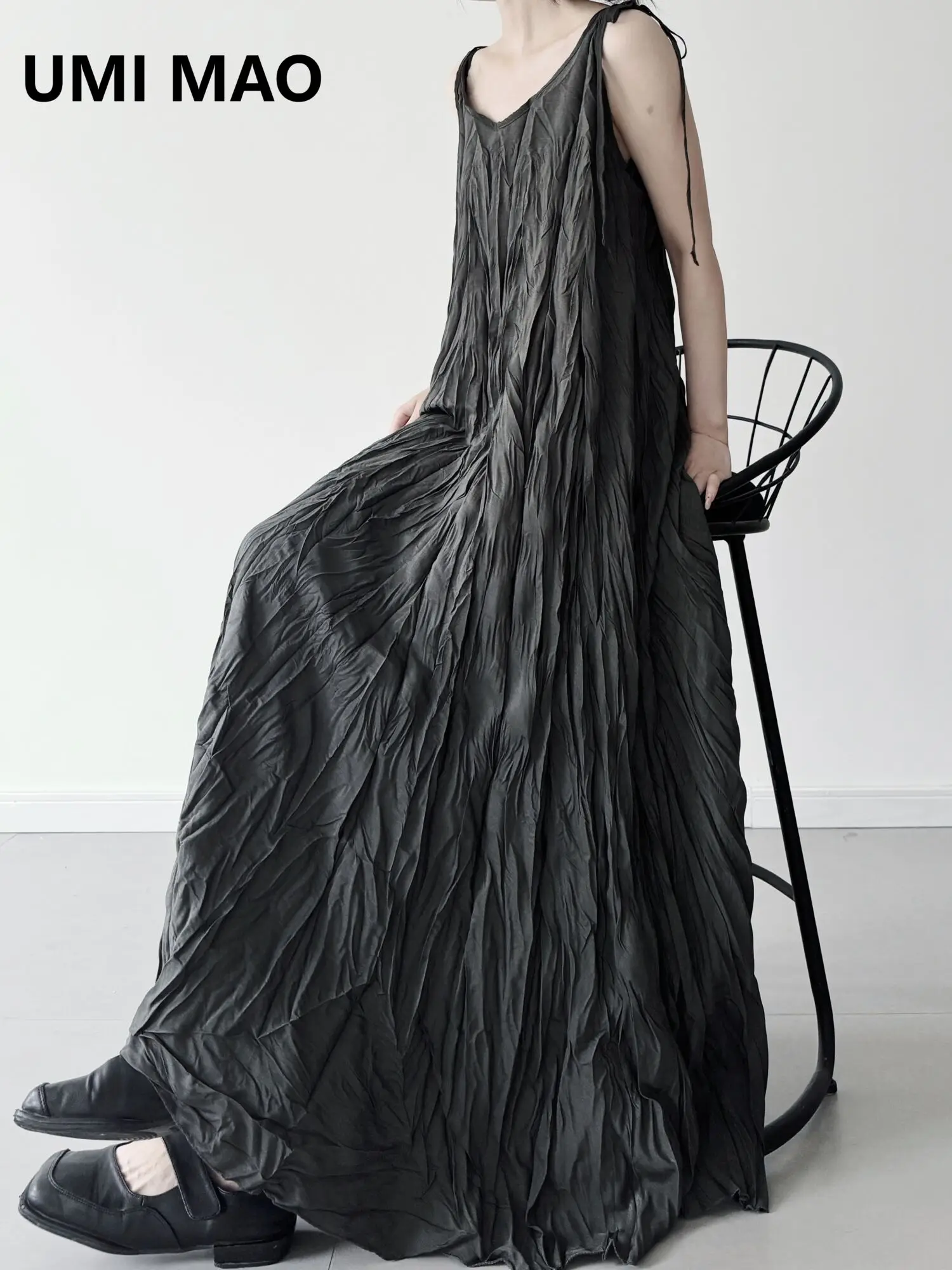 UMI MAO Design di piccola nicchia con pieghe irregolari Abito a canotta con scollo a V Effetto dimagrante estivo Appeso Gonna lunga altalena