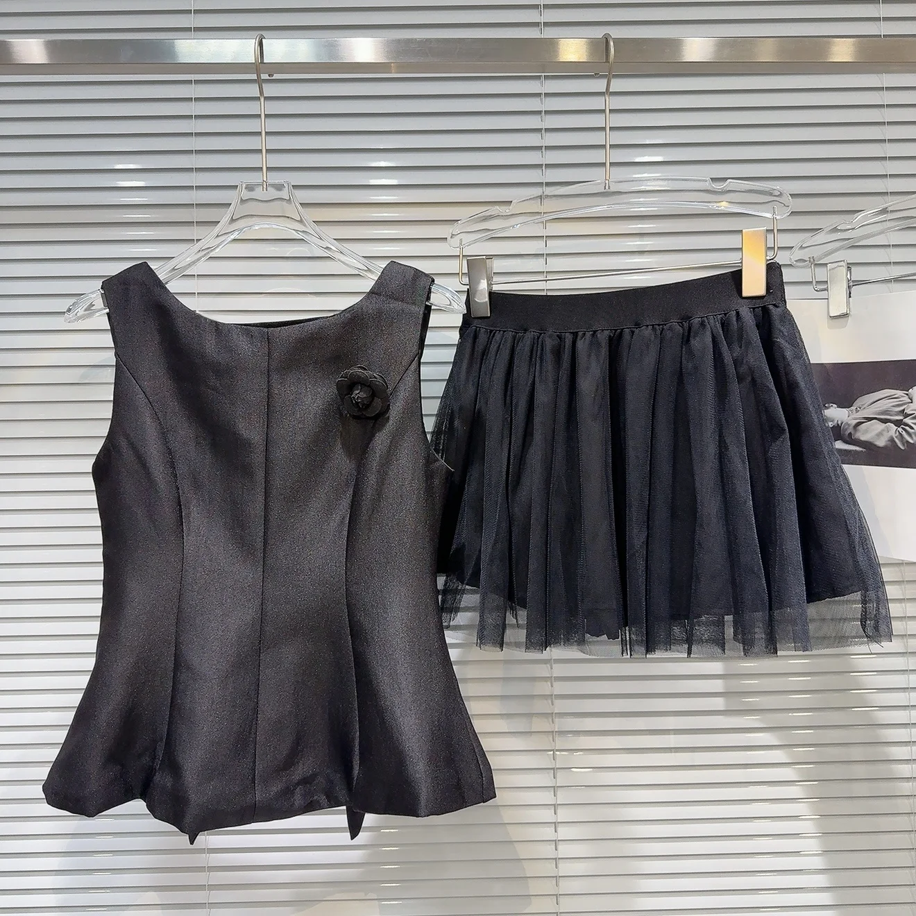 

Summer 2026 New Style Small Fragrance Wind Knot V-neck Vest Tulle Half Skirt Set Women's Fashion Ensemble