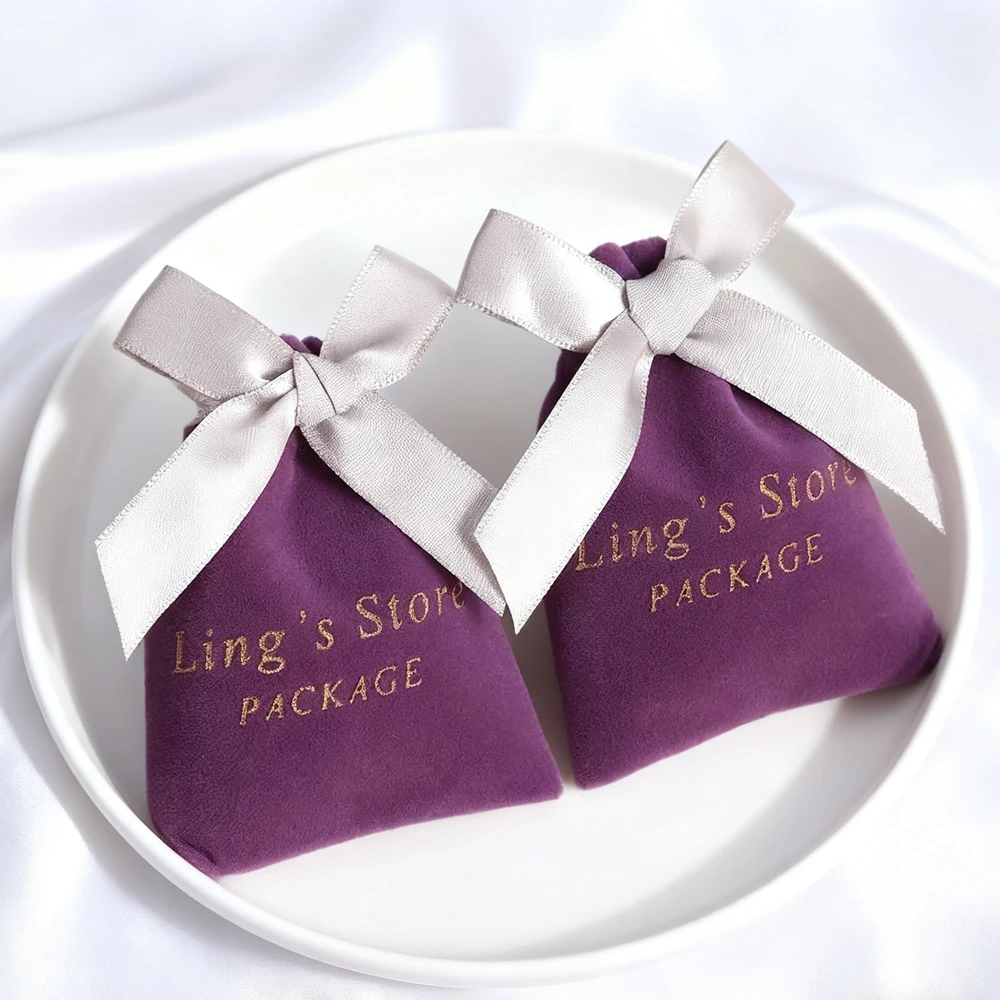 

50 шт., ювелирные изделия с персонализированным логотипом, бархатная сумка на шнурке, замшевая лента, сумка с бантом, подарочное кольцо, серьги-гвоздики, органайзер, коробка, упаковка