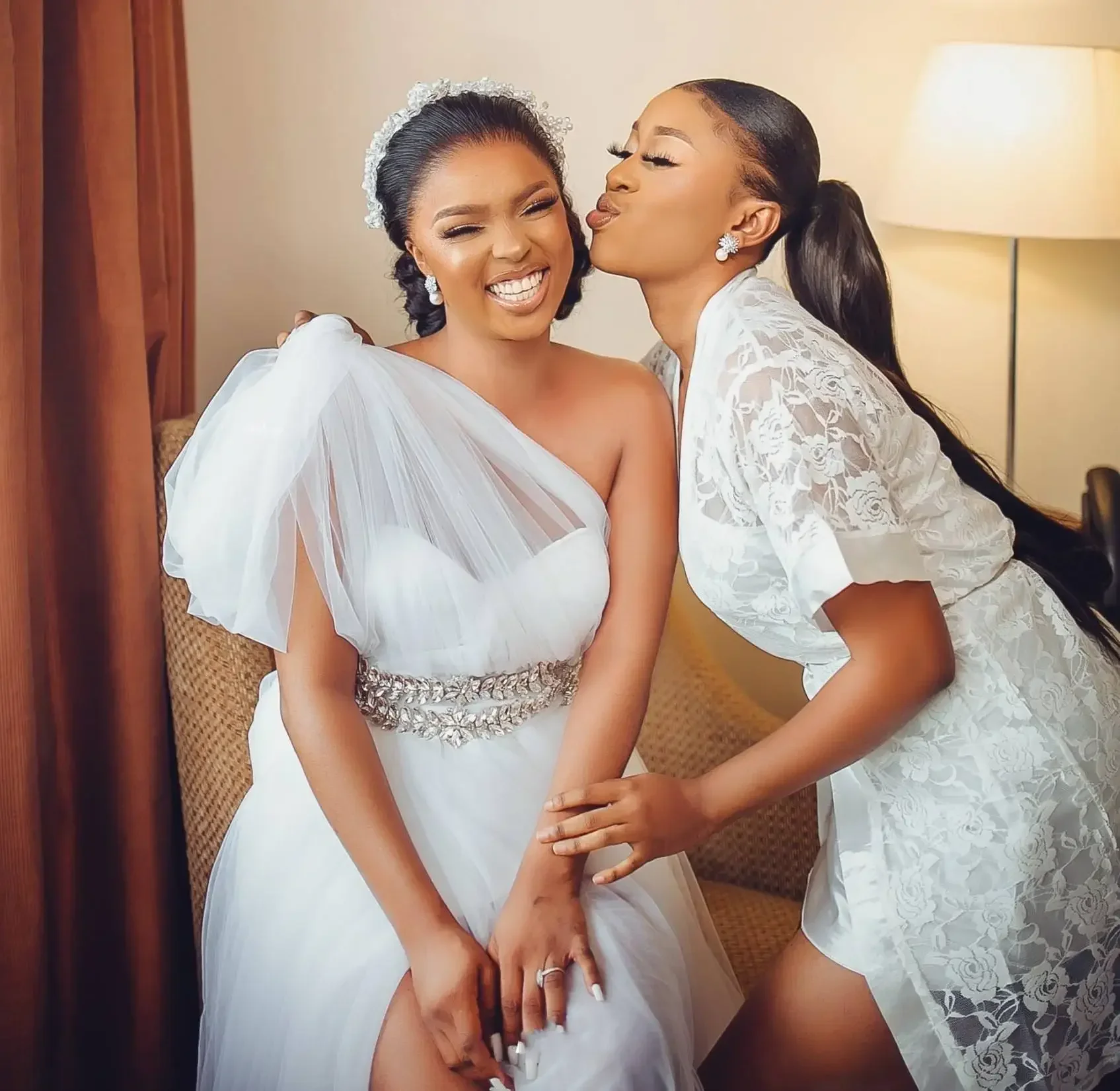 تخصيص بلورات حزام ألف خط فستان الزفاف رداء دي ماري سويب تراين كتف واحد تول مثير سبليت الجانب فستان زفاف