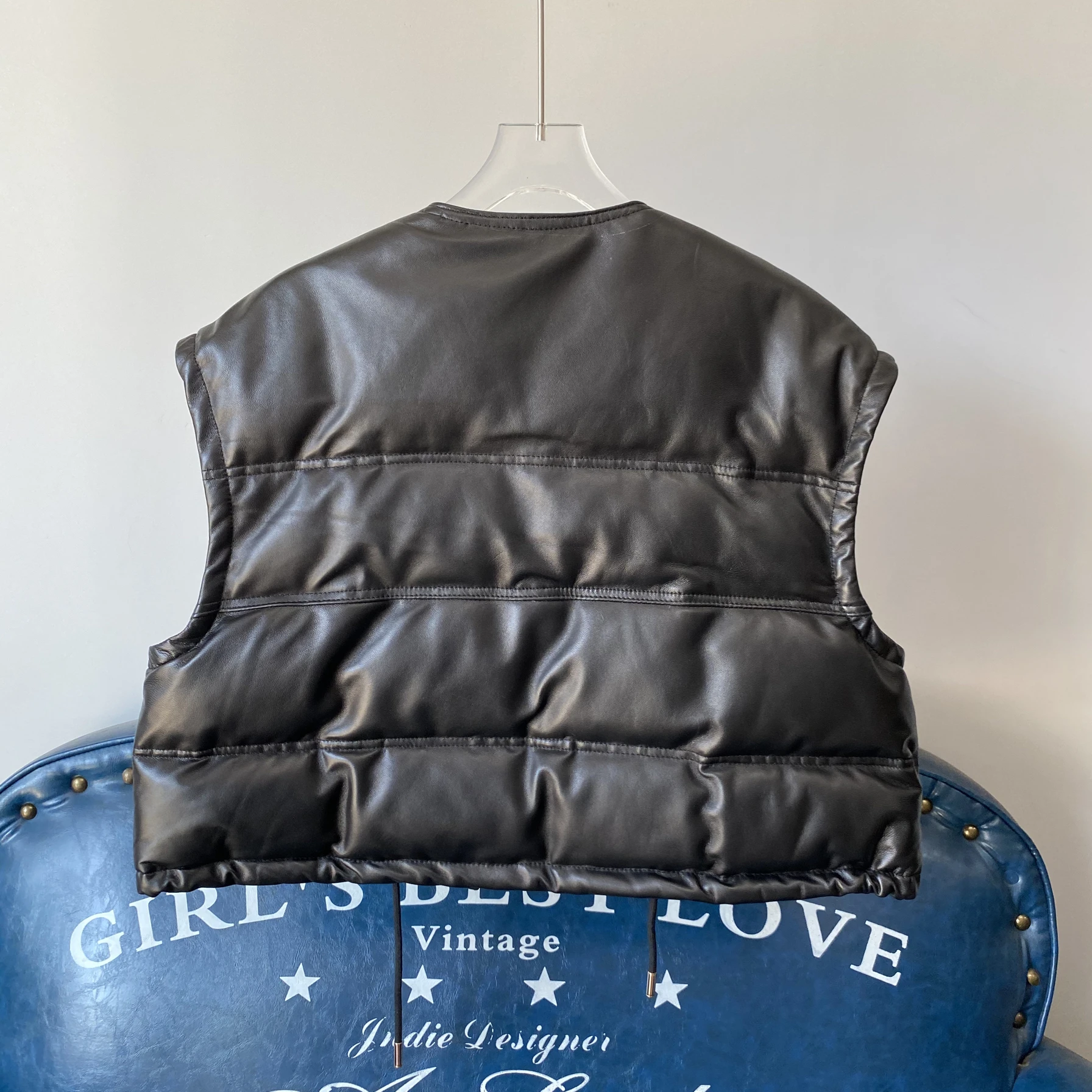 เสื้อกั๊กหนังแท้สำหรับผู้หญิง ฤดูใบไม้ร่วง ฤดูหนาว  กระดุมทอง  ทรงเข้ารูป  ความยาวปานกลาง