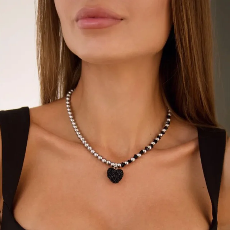 

Fashion Vintage Sexy Simple Geometry Metal Black LOVE Heart Pendant Necklace for Women Elegant Round Beading Chain Wedding Gift